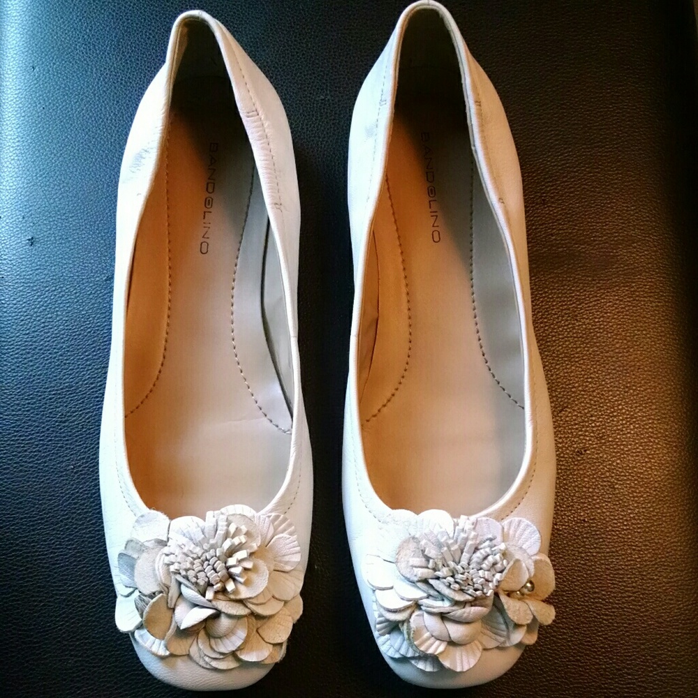 Bandolino white floral flats